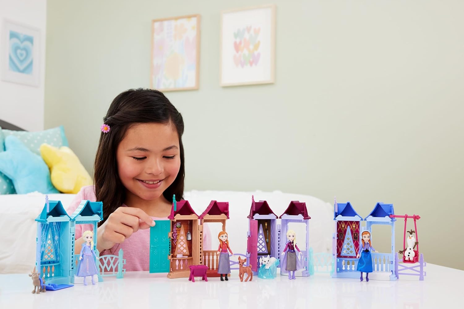 Mattel Disney Frozen Toys, piccola bambola Arendelle con 5 sorprese tra cui bambola, figura di amico e 3-4 accessori villaggio (gli stili possono variare