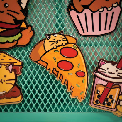 Fuzzballs Mystery Pin Badge CDU – x12 simpatici badge stile anime in scatole cieche di spille smaltate da collezione e include una rara spilla dorata "Will Work 4 Treats"