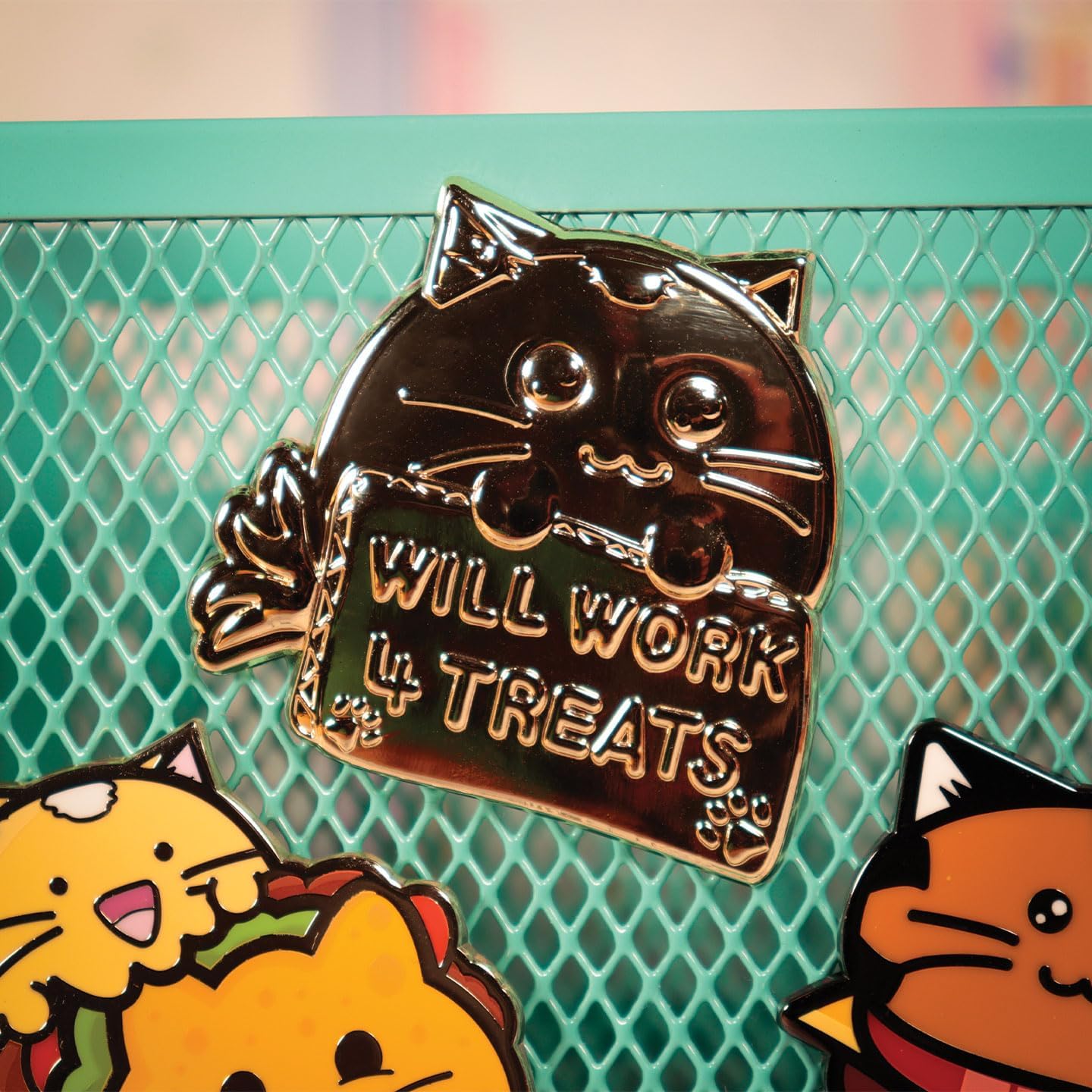 Fuzzballs Mystery Pin Badge CDU – x12 simpatici badge stile anime in scatole cieche di spille smaltate da collezione e include una rara spilla dorata "Will Work 4 Treats"