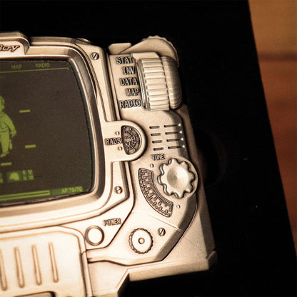 FaNaTtik Fallout Pip-Boy Linsenrasterbarren in limitierter Auflage – spezielles nummeriertes Metall-Sammelstück von Vault-Tec – offiziell lizenziert (5000 weltweit