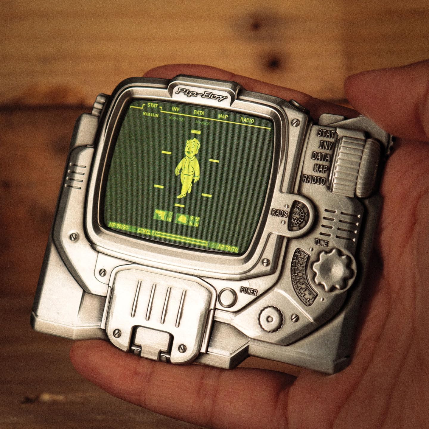 FaNaTtik Fallout Pip-Boy Linsenrasterbarren in limitierter Auflage – spezielles nummeriertes Metall-Sammelstück von Vault-Tec – offiziell lizenziert (5000 weltweit