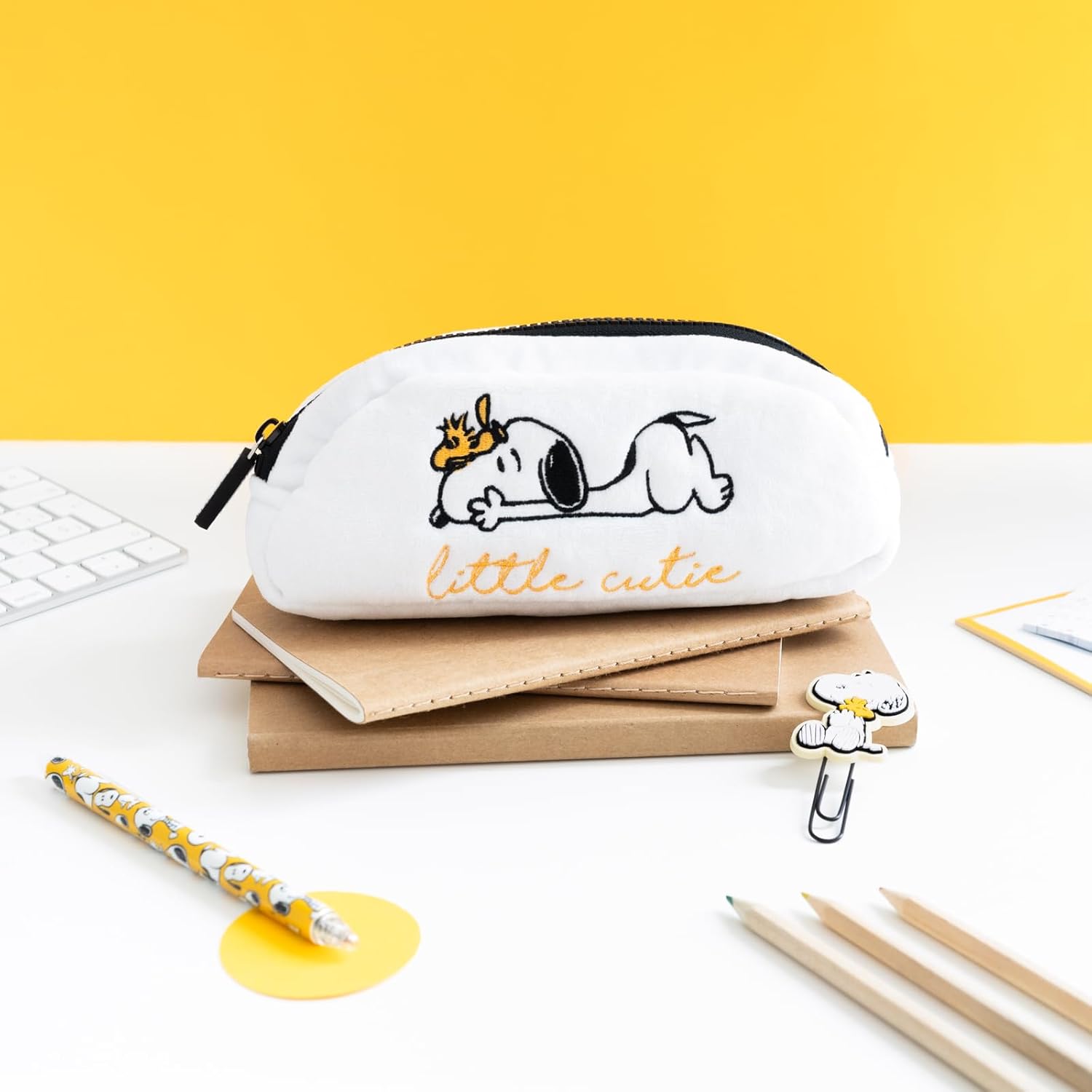 Grupo Erik Astuccio Snoopy Peanuts - Astuccio Scuola Piccolo Portapenne con Cerniera e Grafiche Ricamate in Peluche | Back to School: Cancelleria Bambina e Bambino, Regalo Snoopy (20 x 9 x 5cm