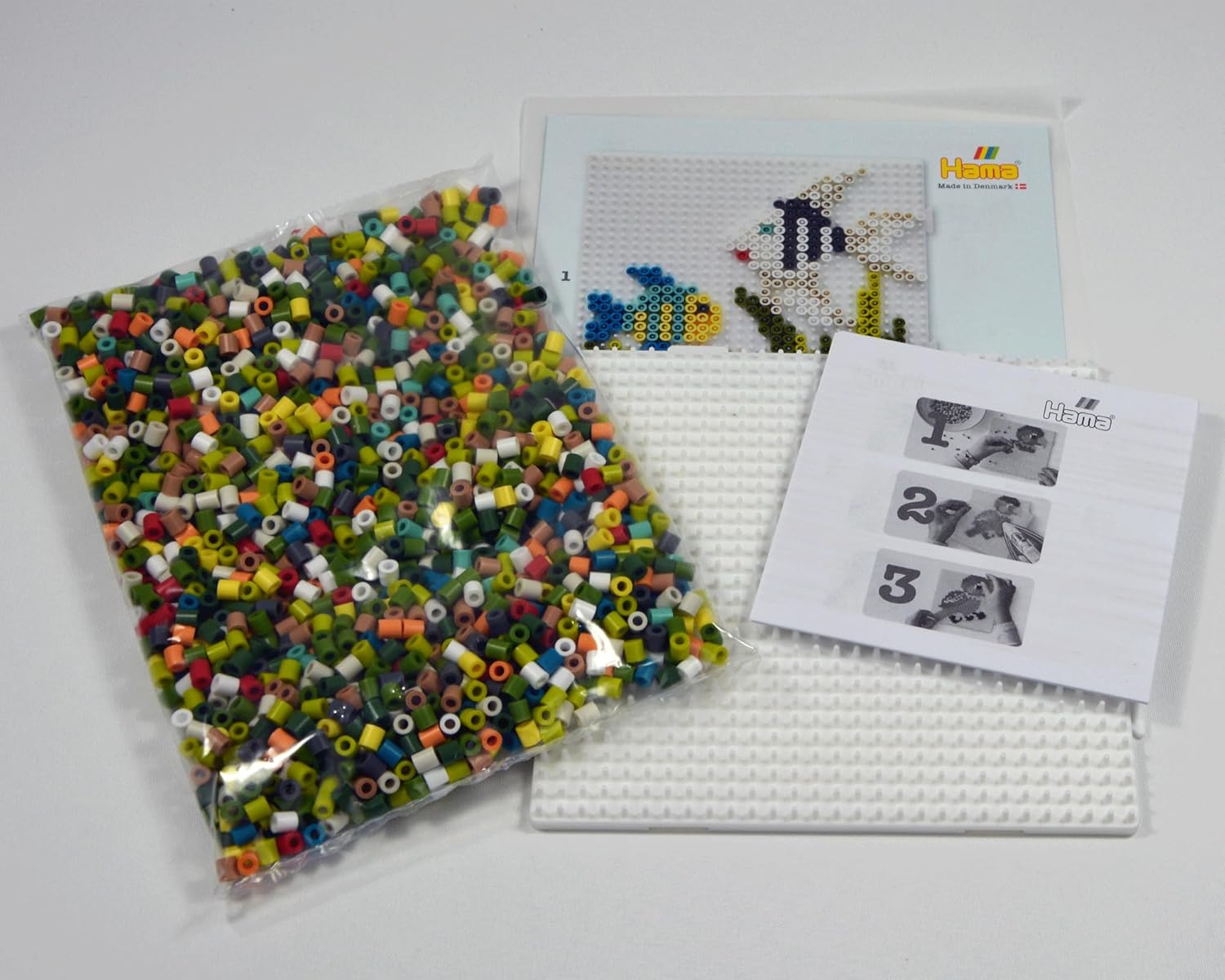 Hama Perline | Circa 2.000 perline, 1 grande pannello forato quadrato n. 234, foglio di disegno stampato a colori, istruzioni e carta da stiro (lingua italiana non garantita).
