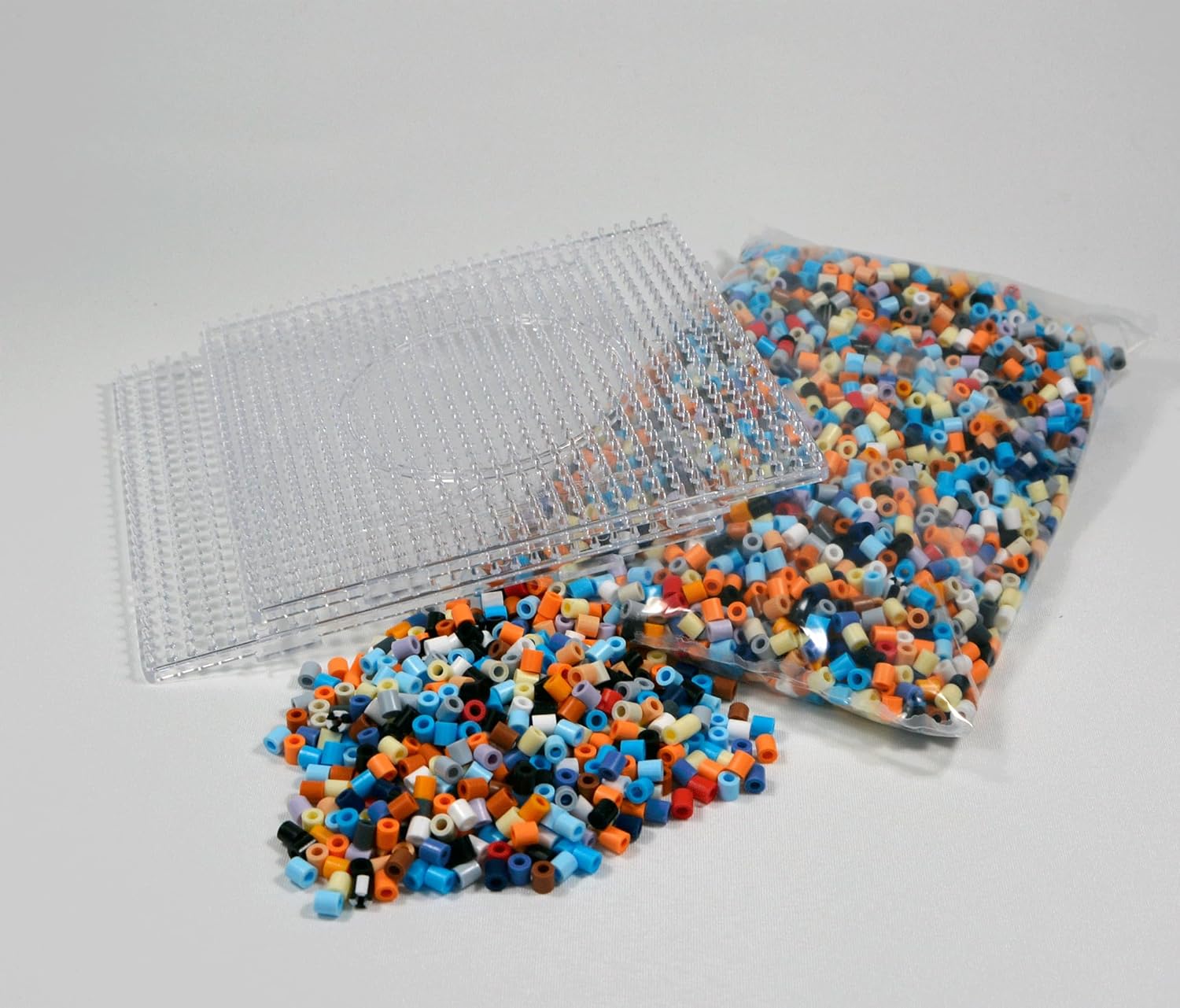 Hama Bluey Gift Box, Iron on Fuse Bead Set, 4000 Beads with 2 Square Pegboards, Design Sheet and Instructions, Ages 5+, Arts and Crafts for Children