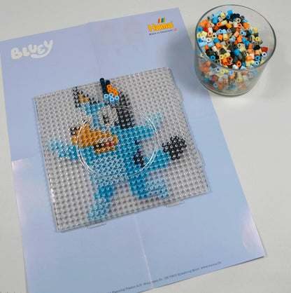 HAMA – Coffret perles à repasser Bluey – 2000 perles midi 5 mm – Plaque carrée, modèles personnages Bluey et papier – Loisirs créatifs enfants dès 5 ans