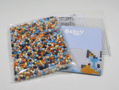 HAMA – Coffret perles à repasser Bluey – 2000 perles midi 5 mm – Plaque carrée, modèles personnages Bluey et papier – Loisirs créatifs enfants dès 5 ans