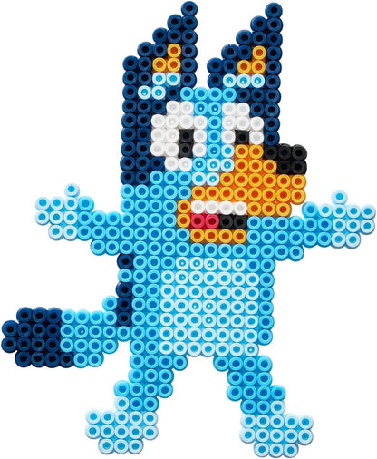 HAMA – Coffret perles à repasser Bluey – 2000 perles midi 5 mm – Plaque carrée, modèles personnages Bluey et papier – Loisirs créatifs enfants dès 5 ans