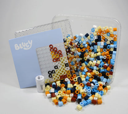 Hama Bluey - Caja de manualidades Maxi Beads – 900 cuentas de fusibles para planchar, tablero de clavijas grande, hoja de diseño, cuerda y papel de planchado – Kit de arte y manualidades para niños a