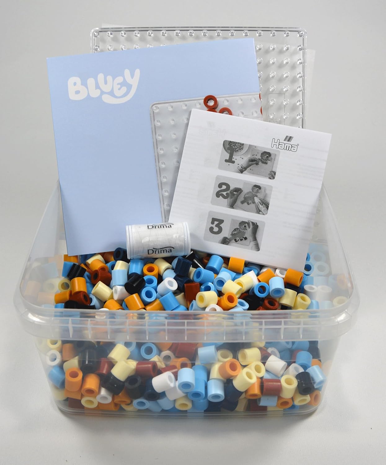 Hama Bluey - Caja de manualidades Maxi Beads – 900 cuentas de fusibles para planchar, tablero de clavijas grande, hoja de diseño, cuerda y papel de planchado – Kit de arte y manualidades para niños a