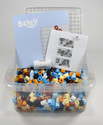 Hama Bluey - Caja de manualidades Maxi Beads – 900 cuentas de fusibles para planchar, tablero de clavijas grande, hoja de diseño, cuerda y papel de planchado – Kit de arte y manualidades para niños a
