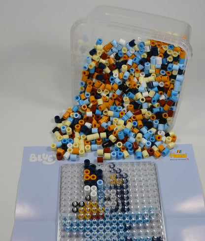 Hama Bluey - Caja de manualidades Maxi Beads – 900 cuentas de fusibles para planchar, tablero de clavijas grande, hoja de diseño, cuerda y papel de planchado – Kit de arte y manualidades para niños a