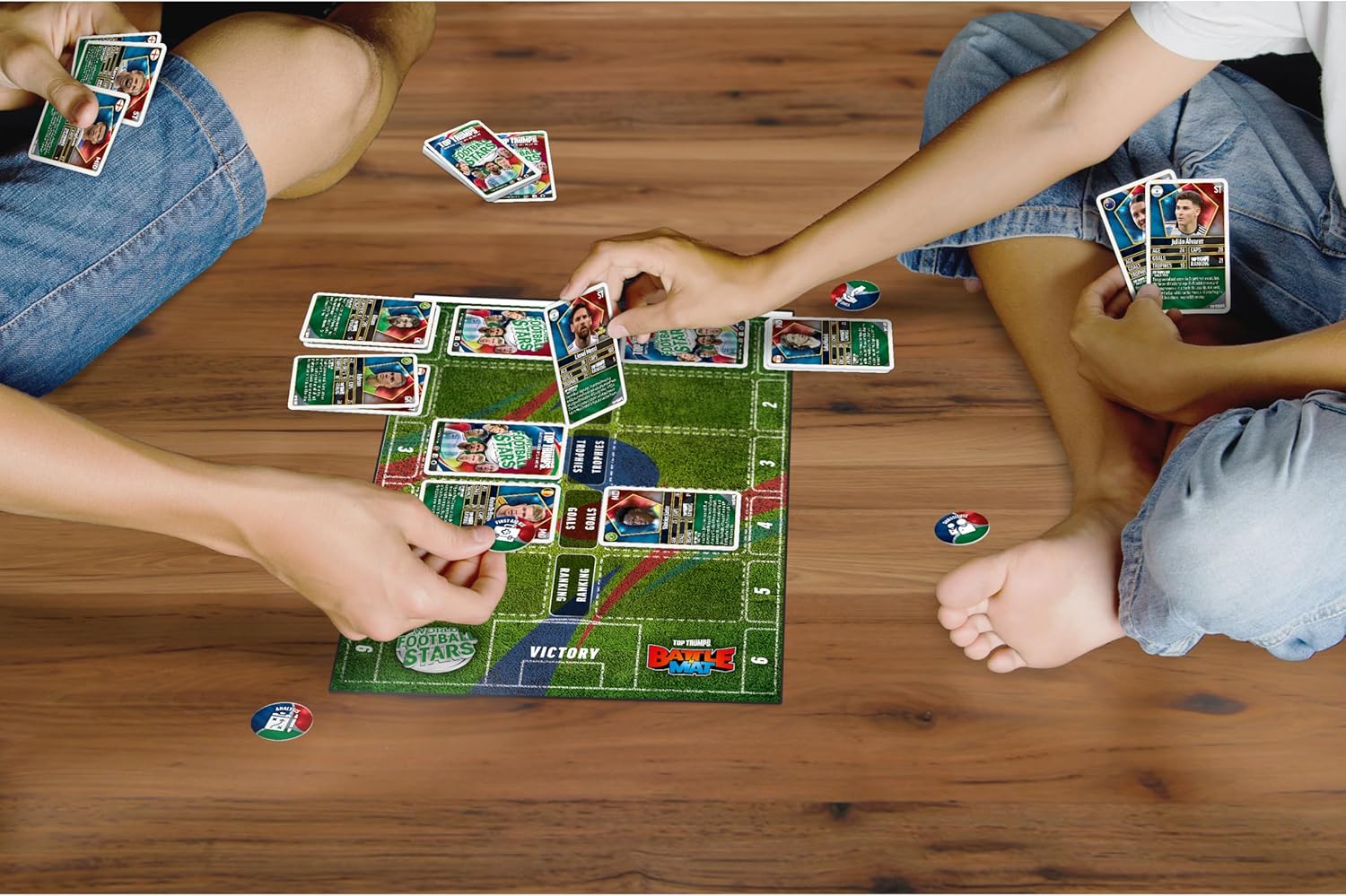 Top Trumps World Football Stars Battle Mat Card Game, Play with your favourite Football players including Cristiano Ronaldo, Lionel Messi and Harry Kane, gift and toy for boys and girls aged 6 plus