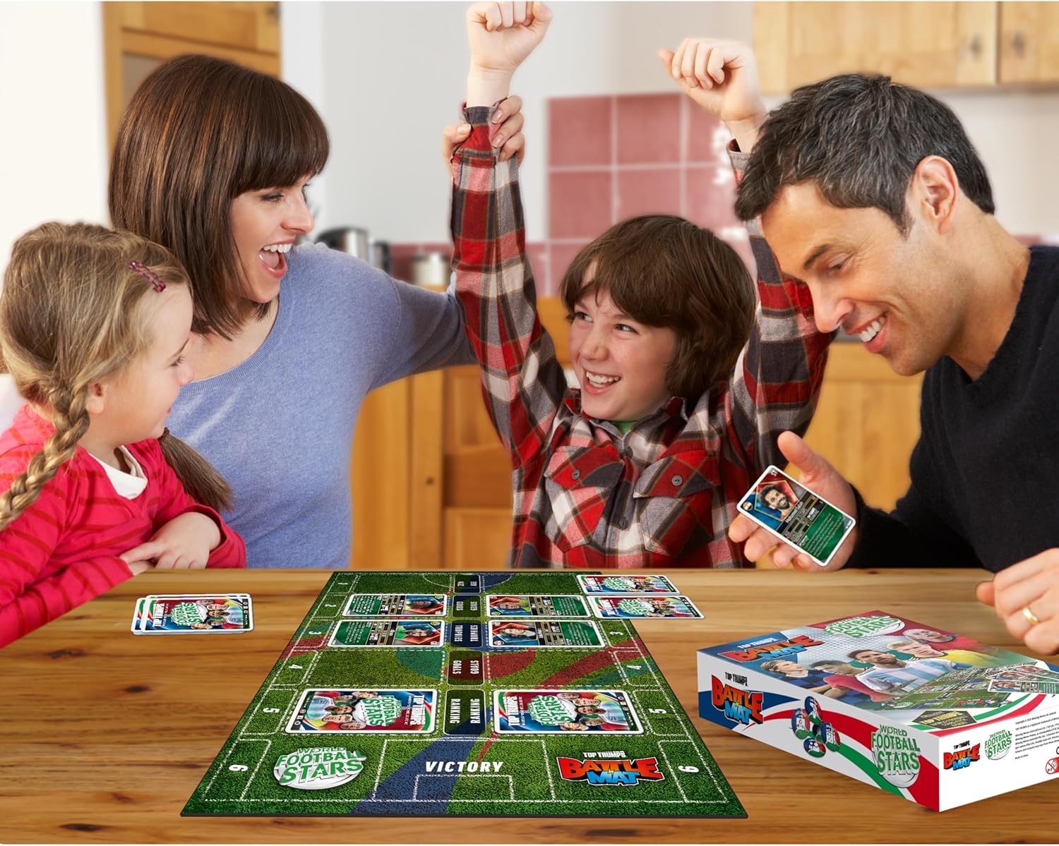 Top Trumps World Football Stars Battle Mat Card Game, Play with your favourite Football players including Cristiano Ronaldo, Lionel Messi and Harry Kane, gift and toy for boys and girls aged 6 plus
