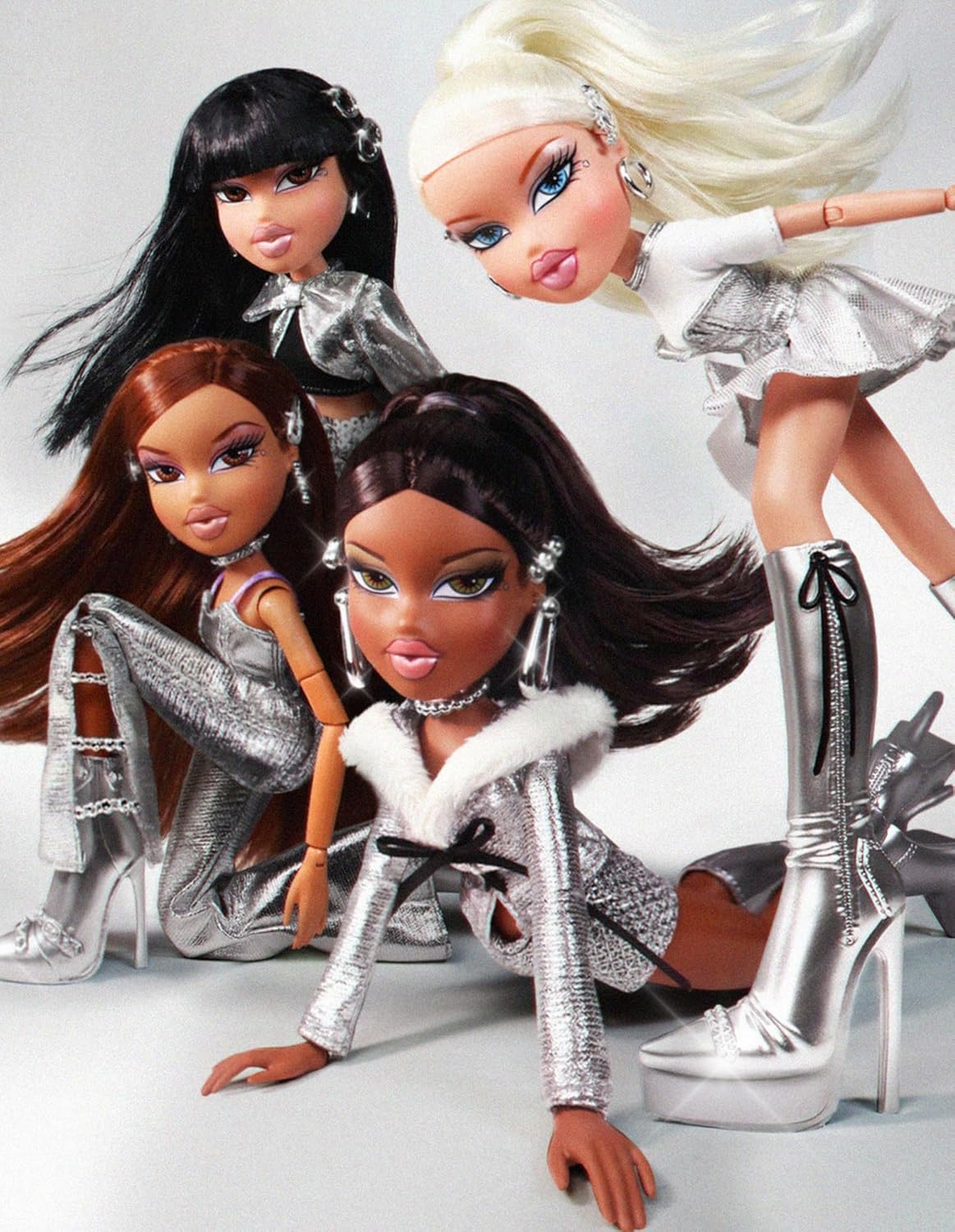 Bratz Charmz Cloe - Fashion Doll with Collectible Charm Bracelet, Includes Outfit & Accessories, Comes in a Display-Worthy Packaging, Customise and Collect