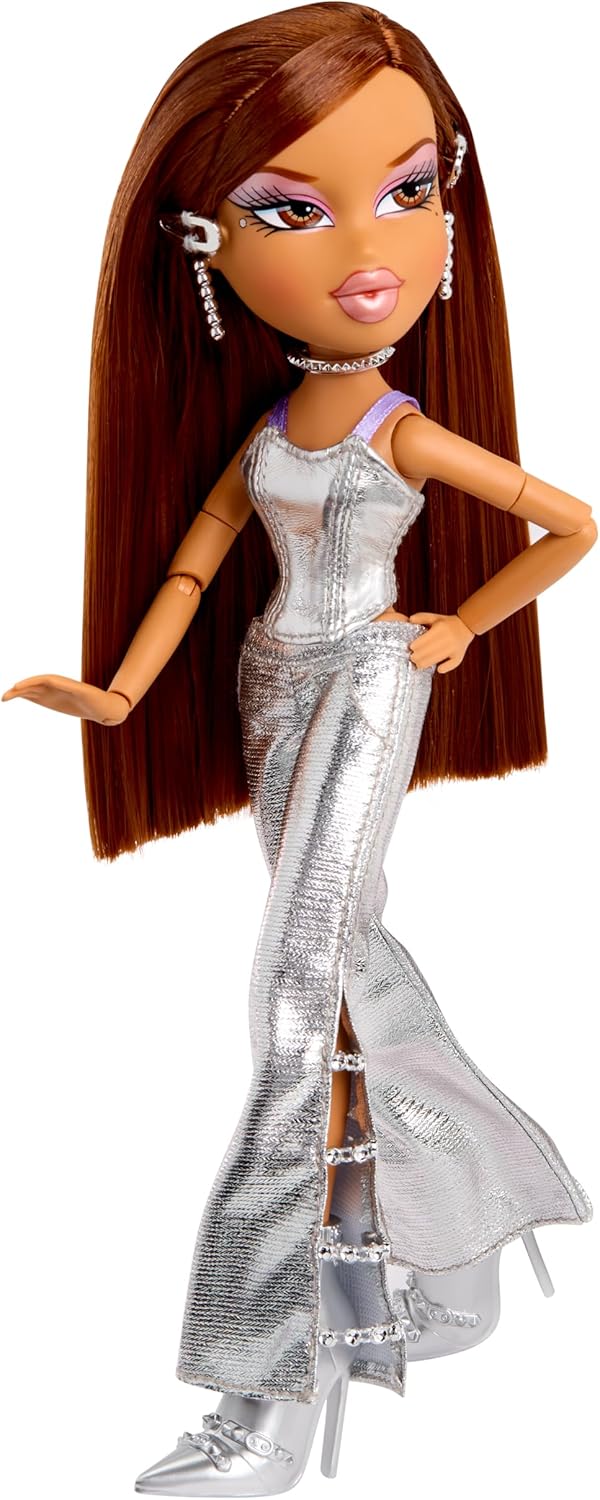 Bratz Charmz Yasmin - Fashion Doll with Collectible Charm Bracelet, Includes Outfit & Accessories, Comes in a Display-Worthy Packaging, Customise and Collect