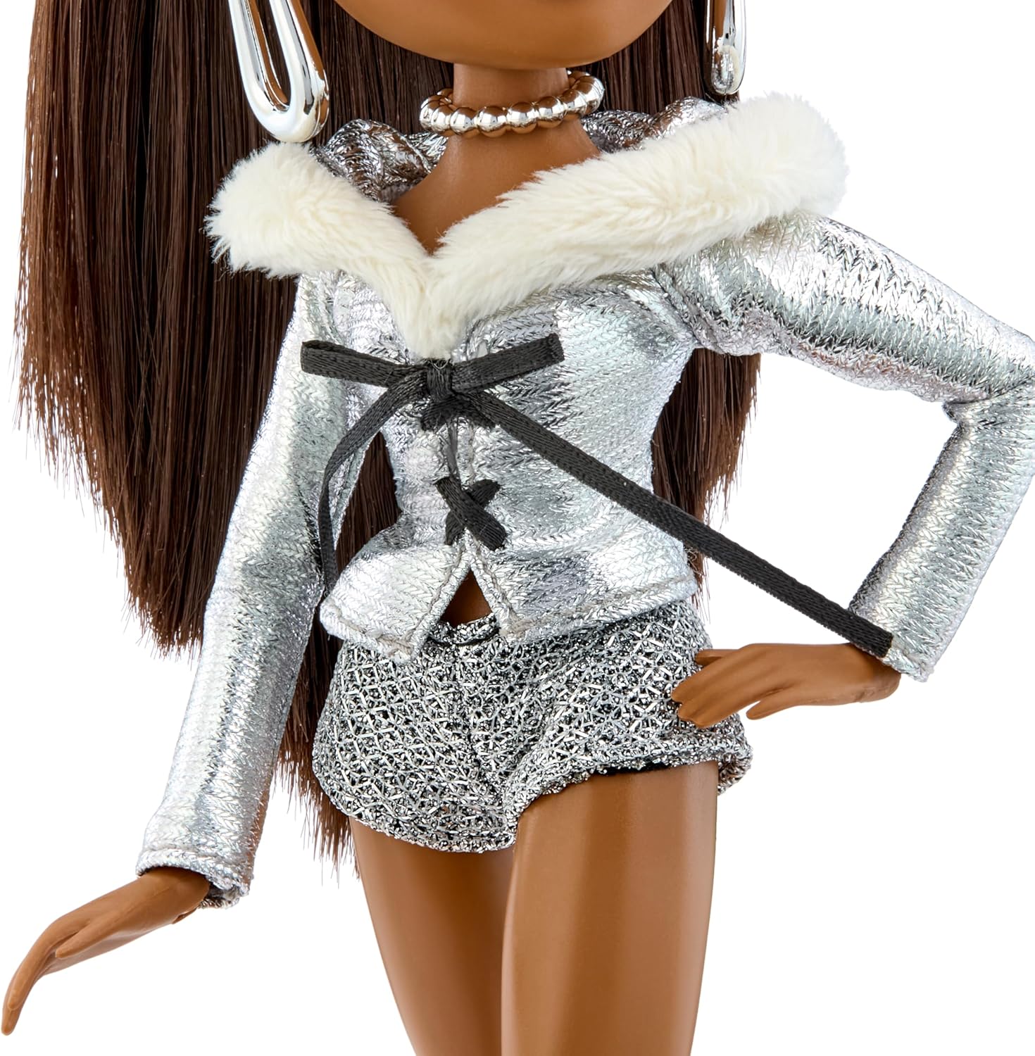 Bratz Charmz Sasha - Fashion Doll with Collectible Charm Bracelet, Includes Outfit & Accessories, Comes in a Display-Worthy Packaging, Customise and Collect