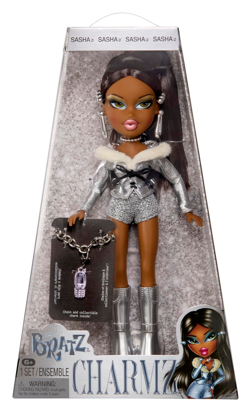 Bratz Charmz Sasha - Bambola fashion con braccialetto con charm collezionabile, include abbigliamento e accessori, fornita in una confezione da esposizione, da personalizzare e collezionare