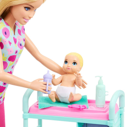Barbie Carriere - Pediatra, set con bambola bionda con camice a fiori colorato, 2 mini bambole neonati, lettino per le visite e accessori a tema inclusi, 3+ anni, JMK12