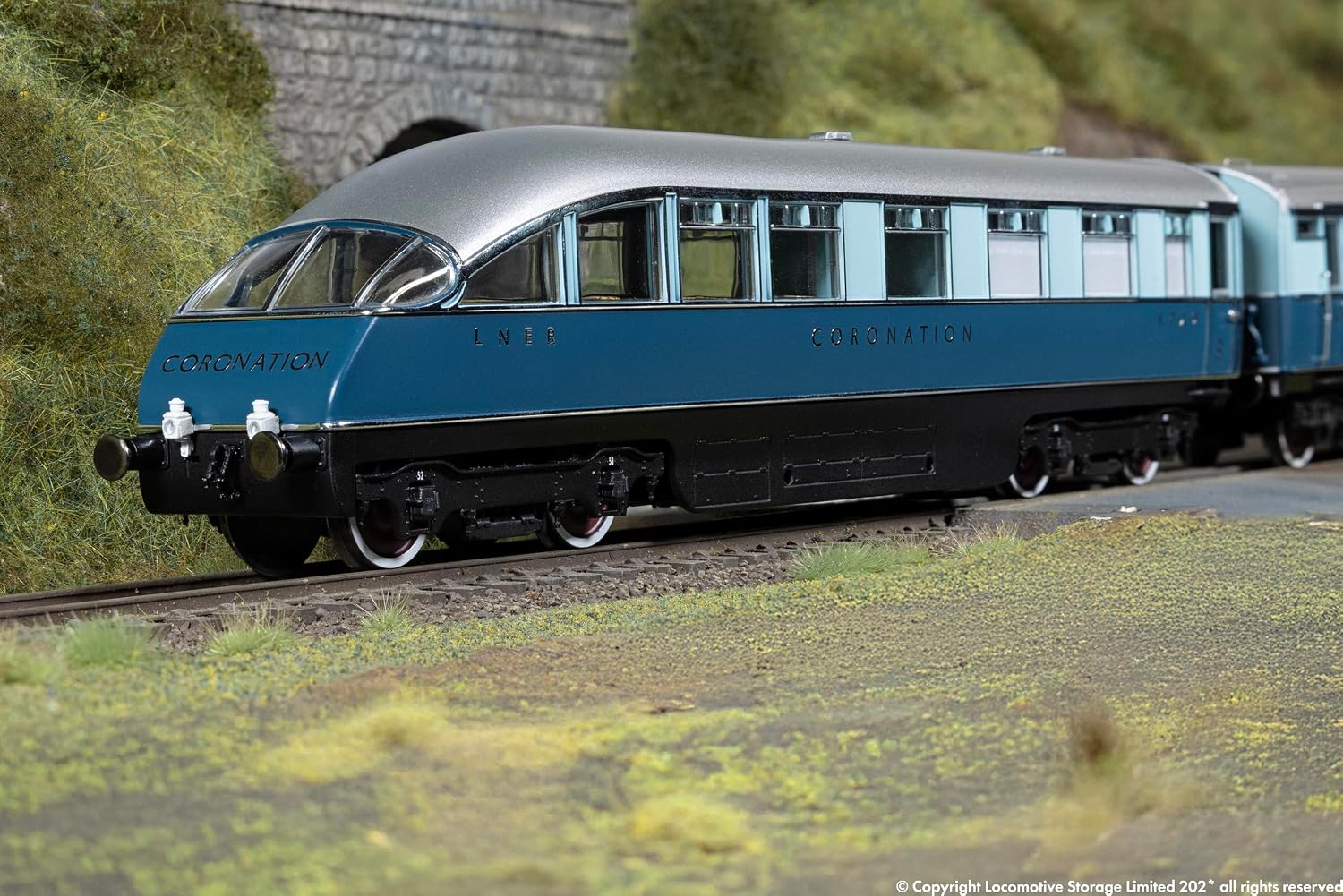 Hornby R40481 The OneOne Collection LNER Coronation Observation Car 1729 Railway Rolling Stock