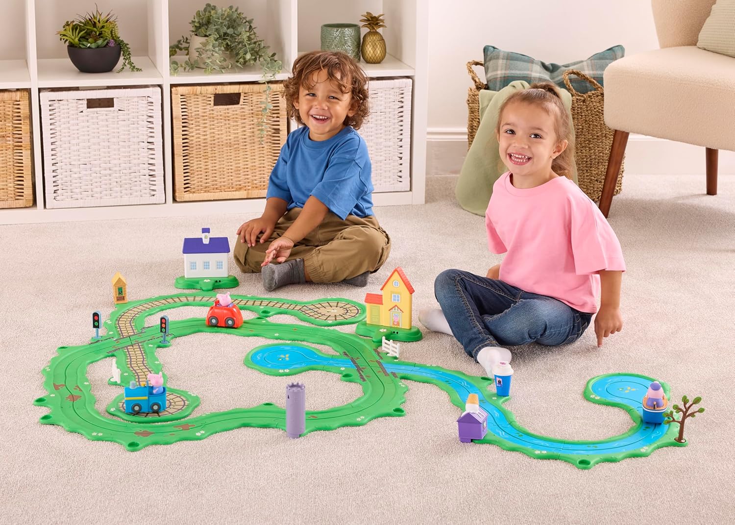 Peppa Pig Whizz Around Peppa’s Great Big World Set, Motorised Vehicles, Track Toys, Pre-school Toys
