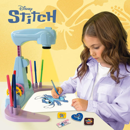 Lisciani - DISNEY STITCH - Projector Drawing School for Children aged 5 and over - LED Projector with 4 Discs - Creative Kit with Felt Pens, Stickers and Sheets - Manual Activity Without Screen