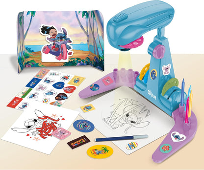 Lisciani - DISNEY STITCH - Projector Drawing School for Children aged 5 and over - LED Projector with 4 Discs - Creative Kit with Felt Pens, Stickers and Sheets - Manual Activity Without Screen