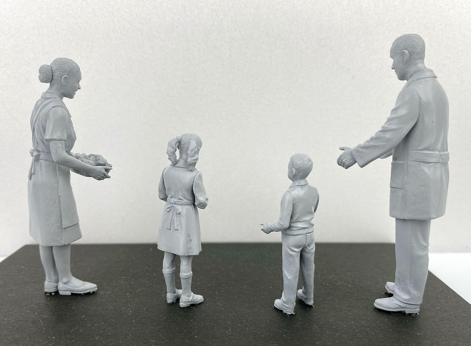 Eerel HE82758 1/24 City Mobile Sales Family 4 Figures, Plastic Model