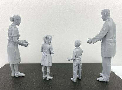 Eerel HE82758 1/24 City Mobile Sales Family 4 Figures, Plastic Model