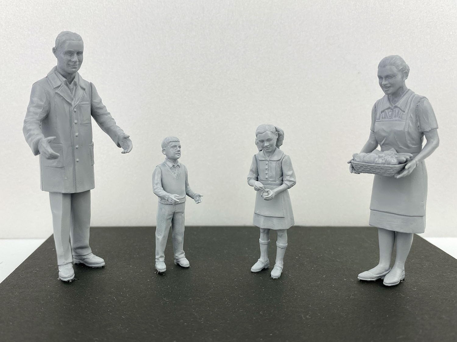 Eerel HE82758 1/24 City Mobile Sales Family 4 Figures, Plastic Model