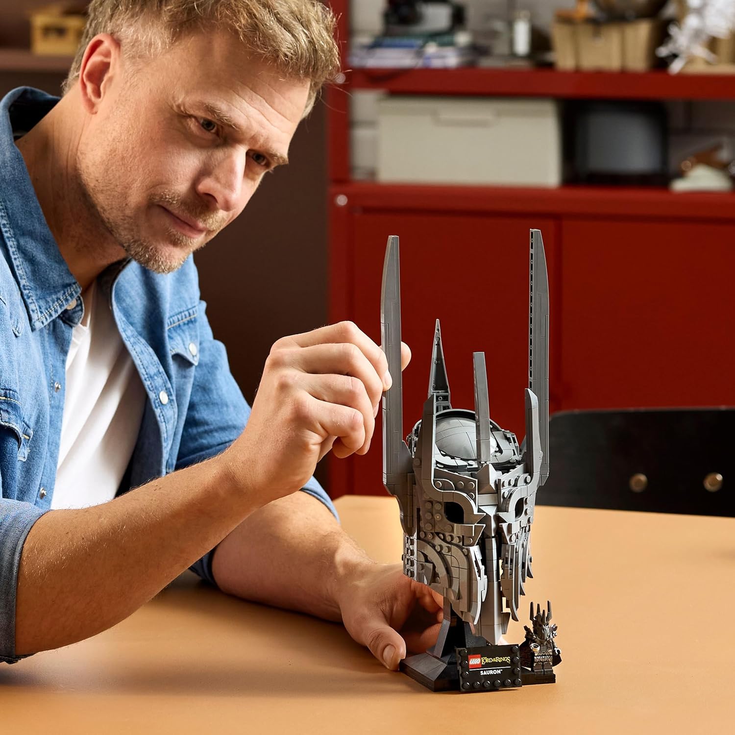 LEGO Icons The Lord of the Rings: Sauron's Helmet - Display Model Kit for Adults - incl. the One Ring & a Collectible Minifigure - DIY Gift Idea for Movie Fans - 11373