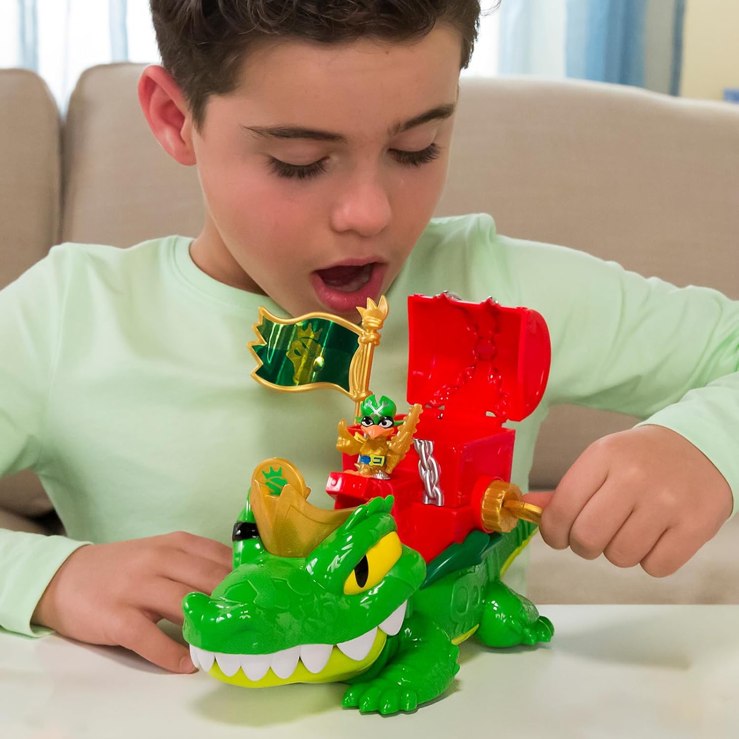 PIRATIX King Croc - Articulated crocodile that captures Piratix and carries a treasure chest. Contains 1 crocodile, 3 treasure coins, 1 exclusive Piratix and 1 accessory