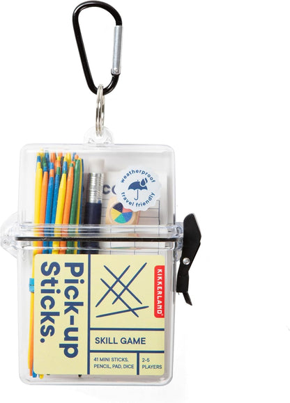 Kikkerland Pick-Up Sticks - Reisspel met stokken, dobbelstenen en scorepad - Geweldig voor reizen, kamperen en buiten spelen