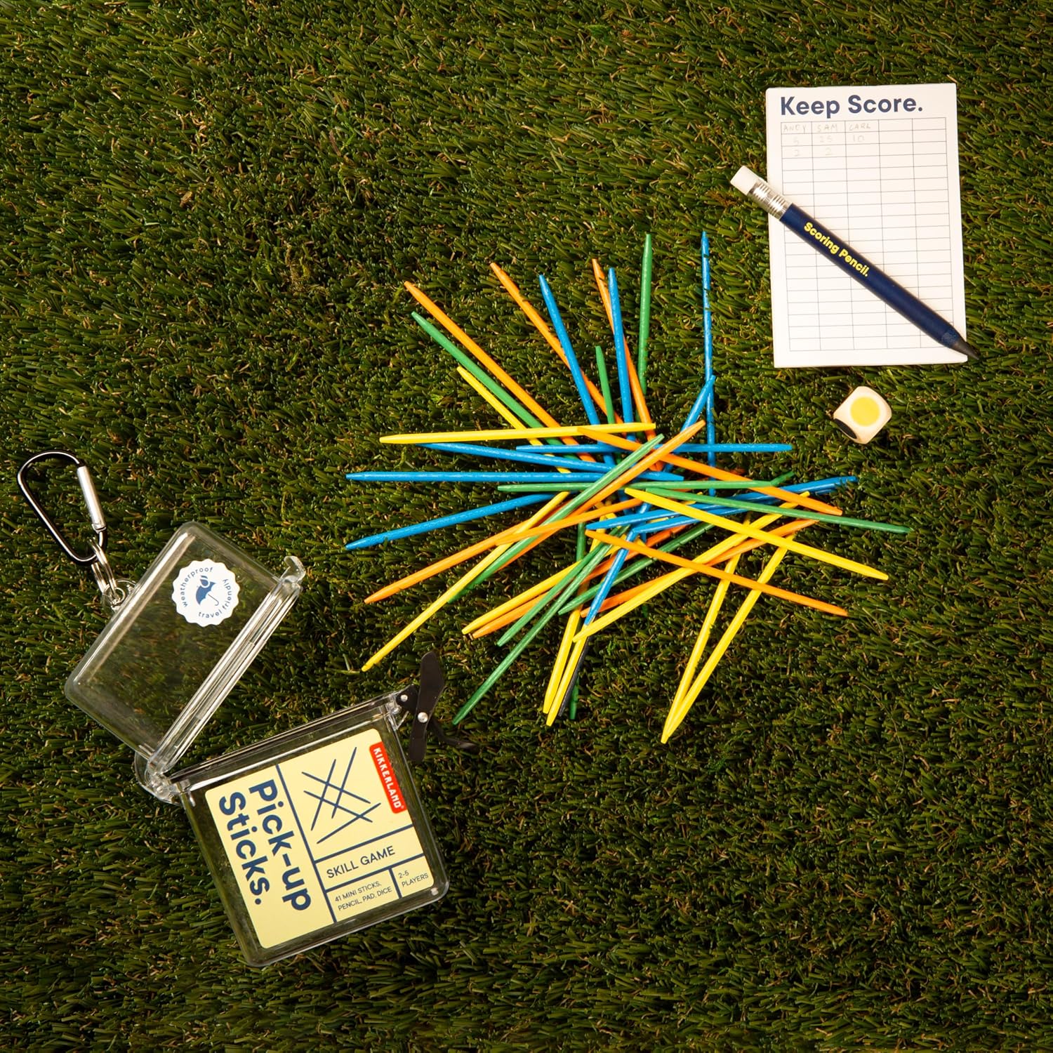 Kikkerland Pick-Up Sticks - Reisspel met stokken, dobbelstenen en scorepad - Geweldig voor reizen, kamperen en buiten spelen