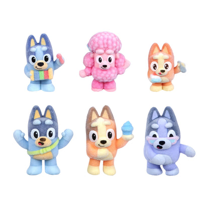 Bluey Set di figure Fuzzies Deluxe con 6 mini statuette da collezione appositamente floccate. Include 2 figurine a sorpresa (pacchetto cieco), carte collezionabili e guida da collezionare. 80 A