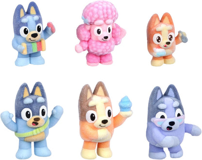 Bluey Set di figure Fuzzies Deluxe con 6 mini statuette da collezione appositamente floccate. Include 2 figurine a sorpresa (pacchetto cieco), carte collezionabili e guida da collezionare. 80 A