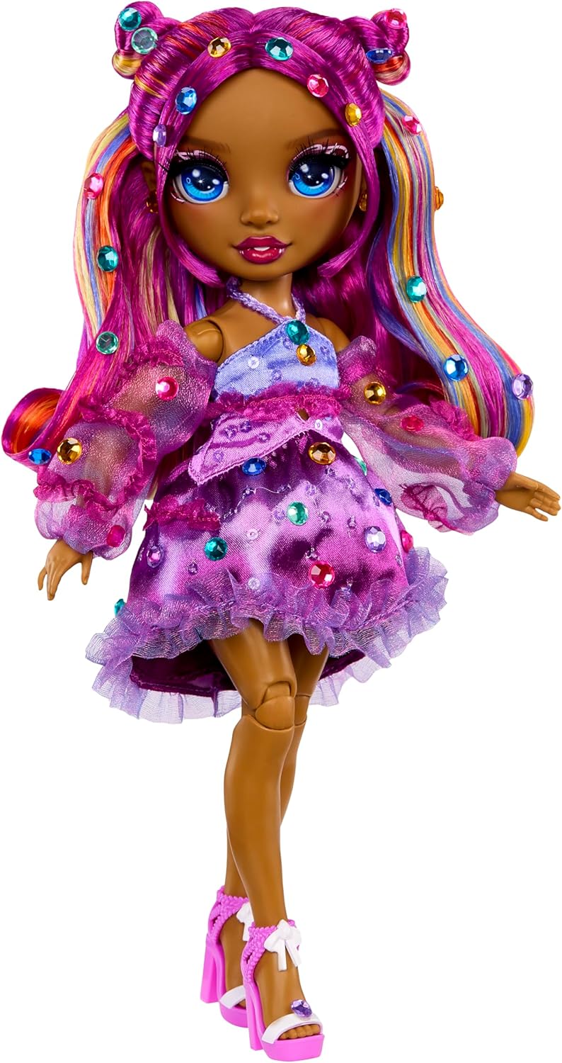 RAINBOW HIGH Be Dazzling - Noemie Violette - Muñeca de Moda Púrpura de 28 cm con Herramienta para Deslumbrar, Gemas Brillantes y Accesorios de Estilismo