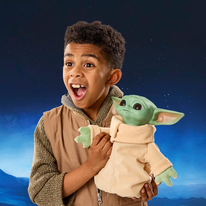 Star Wars Hasbro, action figure da 25 cm di Grogu Coccolavventura, giocattolo animatronico, peluche interattivo, giocattoli ispirati The Mandalorian and Grogu, dai 4 anni in su