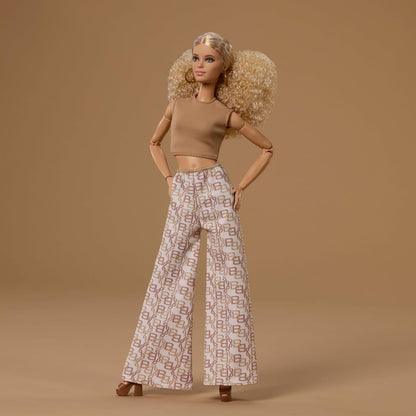 Barbie Basics Model Collector Fashion Doll 07 mit blonden Haaren und weißer Hose mit Aufdruck, universell passender Mode und beweglichem Körper, JJX26