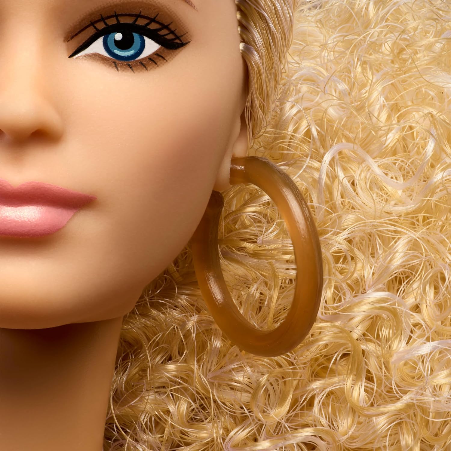 Barbie Basics Model Collector Fashion Doll 07 mit blonden Haaren und weißer Hose mit Aufdruck, universell passender Mode und beweglichem Körper, JJX26