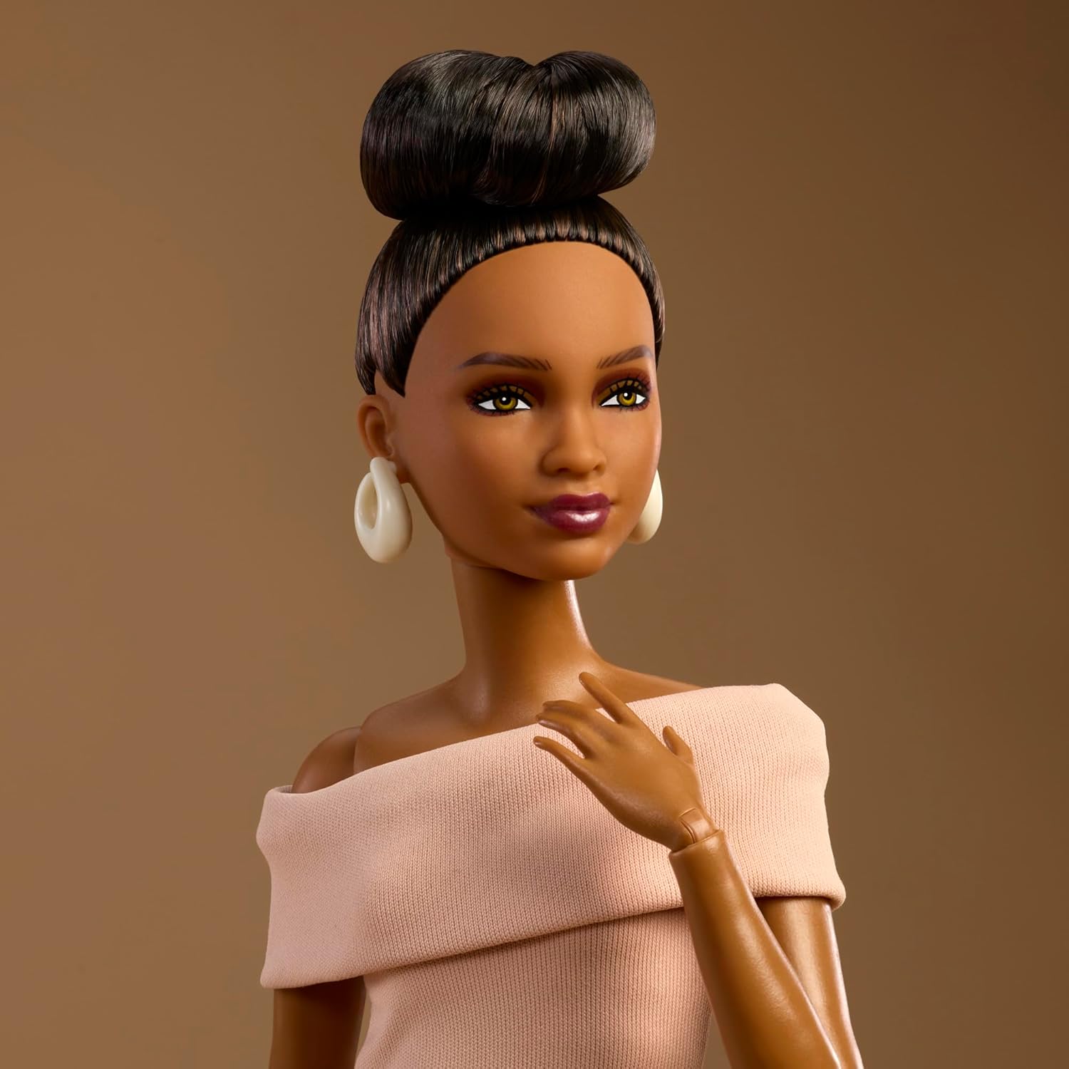 Barbie Basics Model Collector Fashion Doll 08 mit brünetten Haaren in einem braunen Kleid und Riemchensandaletten, universell passenden Kleidern und beweglichem Körper, JJX27