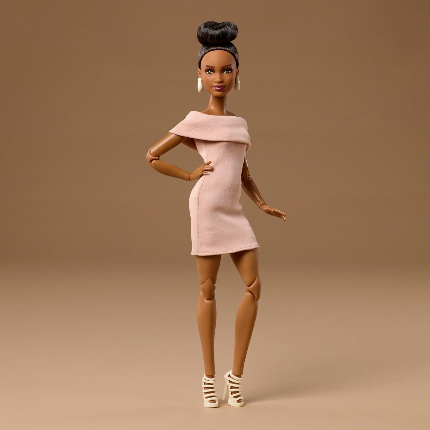 Barbie Basics Model Collector Fashion Doll 08 mit brünetten Haaren in einem braunen Kleid und Riemchensandaletten, universell passenden Kleidern und beweglichem Körper, JJX27