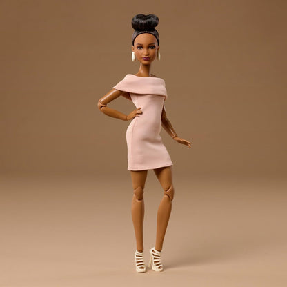 Barbie Basics Model Collector Fashion Doll 08 mit brünetten Haaren in einem braunen Kleid und Riemchensandaletten, universell passenden Kleidern und beweglichem Körper, JJX27