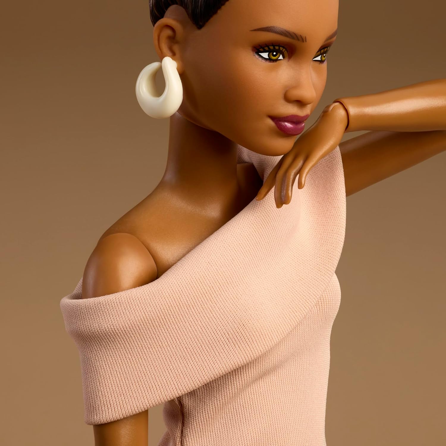 Barbie Basics Model Collector Fashion Doll 08 mit brünetten Haaren in einem braunen Kleid und Riemchensandaletten, universell passenden Kleidern und beweglichem Körper, JJX27