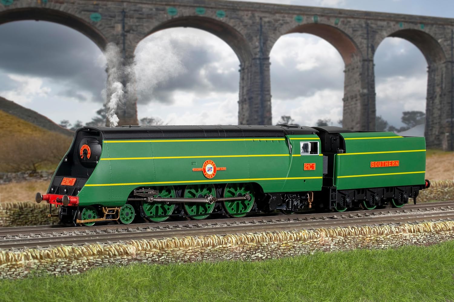 Hornby R30399SS SR Merchant Navy Class 4-6-2 21C1 Channel Packet - Steam Generator Locomotive - Steam Model Railway OO Gauge