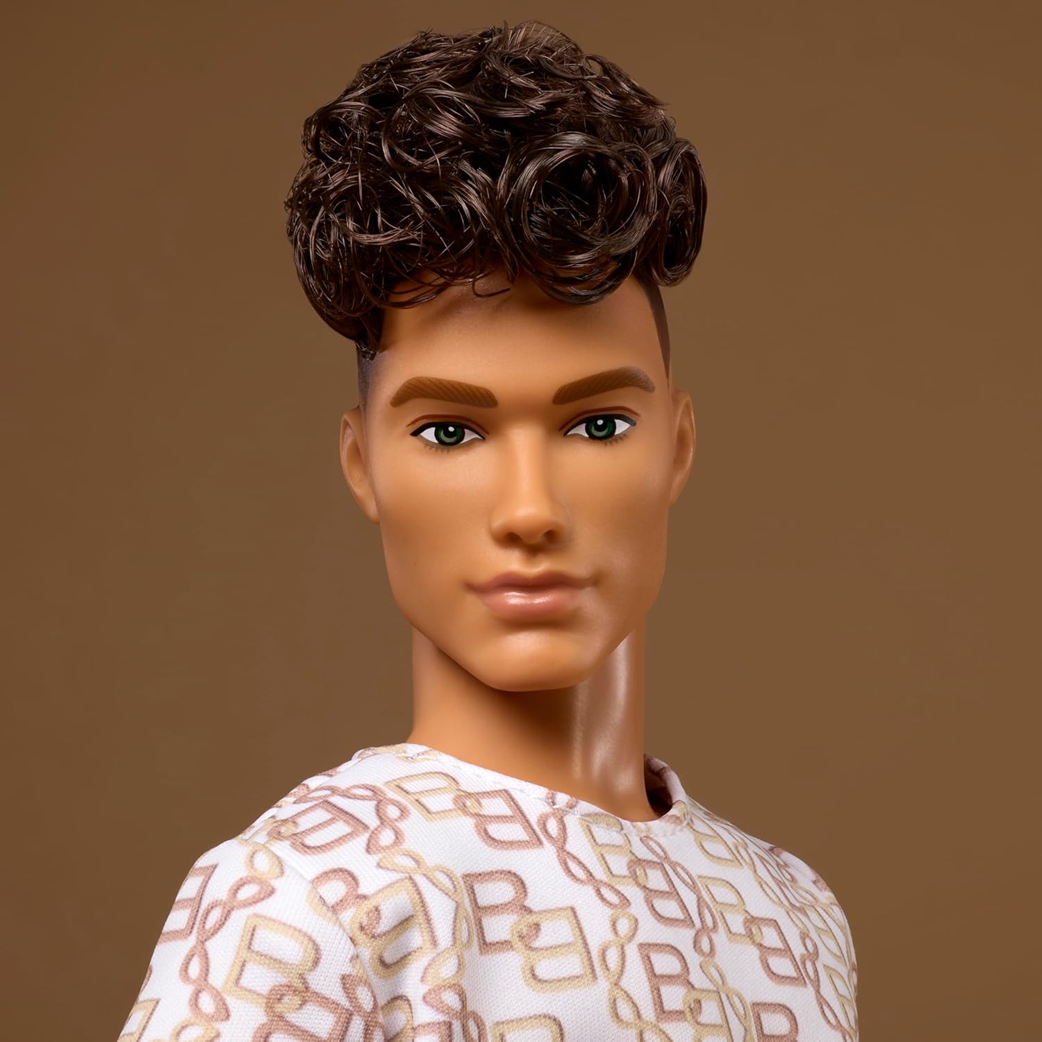 Barbie Signature - Barbie Basics Modello Ken 10, bambola da collezione con capelli castani, outfit coordinato, corpo snodato, idea regalo Festa della Mamma, 6+ anni, JJX29