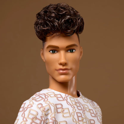 Barbie Signature - Barbie Basics Modello Ken 10, bambola da collezione con capelli castani, outfit coordinato, corpo snodato, idea regalo Festa della Mamma, 6+ anni, JJX29