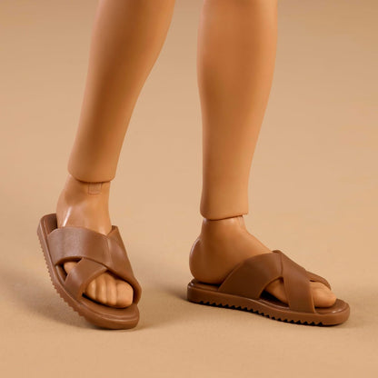 Barbie Signature - Barbie Basics Modello Ken 10, bambola da collezione con capelli castani, outfit coordinato, corpo snodato, idea regalo Festa della Mamma, 6+ anni, JJX29
