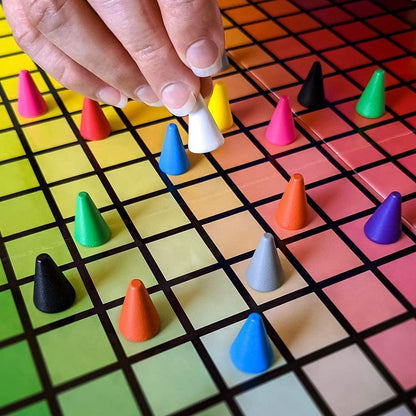 The OP Usaopoly | Hues and Cues Multilingual Meertalig Bordspel voor het Hele Gezin | Partyspel voor 3-10 Spelers | Levendig Kleurraden | Verbind Hints van 480 Kleuren Vierkanten