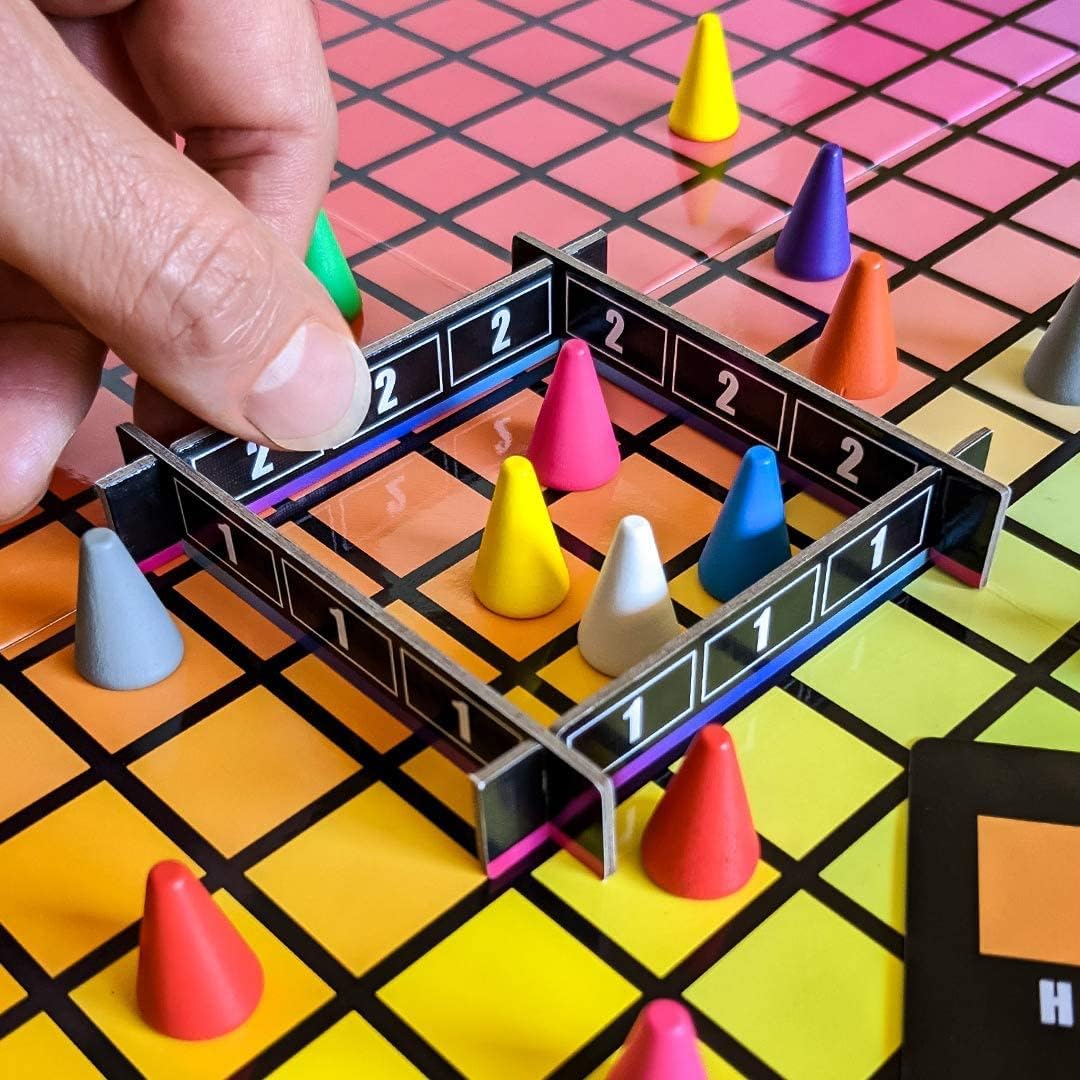 The OP Usaopoly | Hues and Cues Multilingual Meertalig Bordspel voor het Hele Gezin | Partyspel voor 3-10 Spelers | Levendig Kleurraden | Verbind Hints van 480 Kleuren Vierkanten