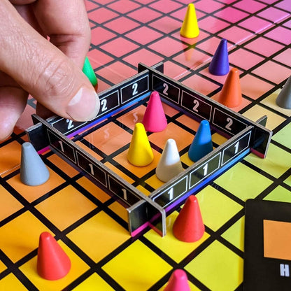 The OP Usaopoly | Hues and Cues Multilingual Meertalig Bordspel voor het Hele Gezin | Partyspel voor 3-10 Spelers | Levendig Kleurraden | Verbind Hints van 480 Kleuren Vierkanten